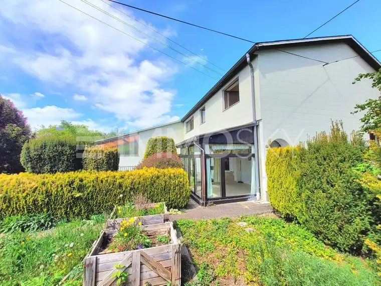 Großes 2 Familienhaus mit Potential! Innenpool, Sauna und 3 Garagen!!