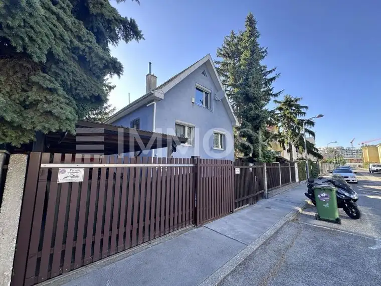 Platz für Ihre Hobbys: Haus mit 70 m² Keller und Poolgarten