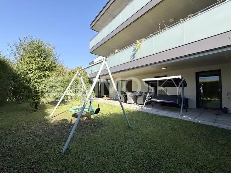 Großzügiger Garten mit Garage