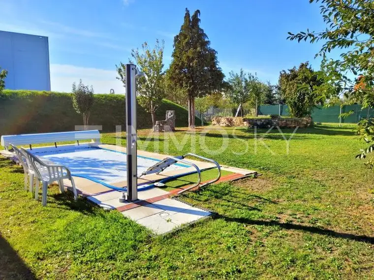 Wohnerlebnis auf 2 Etagen mit großem Garten, Pool, Garage und Carport!