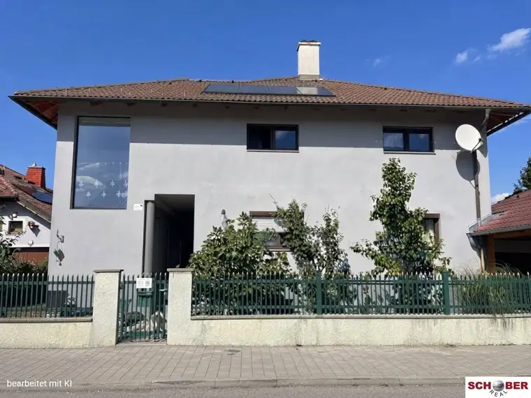 Großzügiges Zweiparteienhaus mit Salzwasserpool, Terrassen und Top-Anbindung
