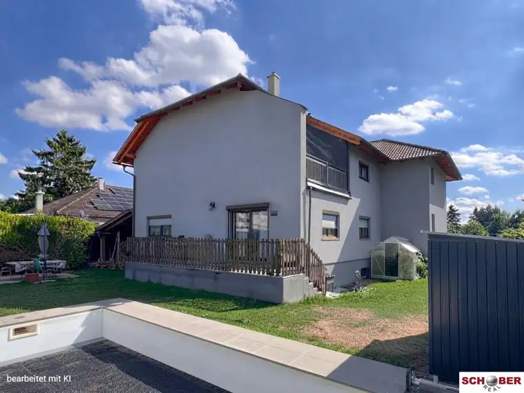 Zweifamilienhaus mit Salzwasserpool, Terrassen und Top-Anbindung