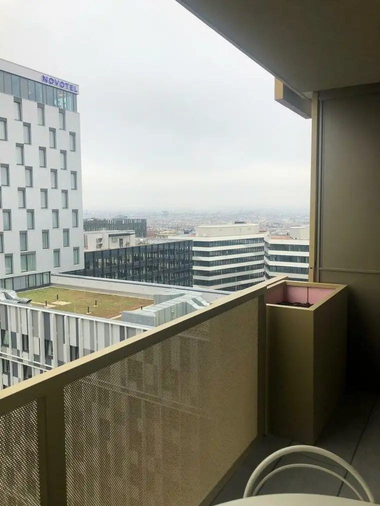 Modern-möbliertes Stadtdomizil mit Loggia &amp; ausgezeichnetem Fernblick in zentraler Lage - Eigennutzung oder Investment.