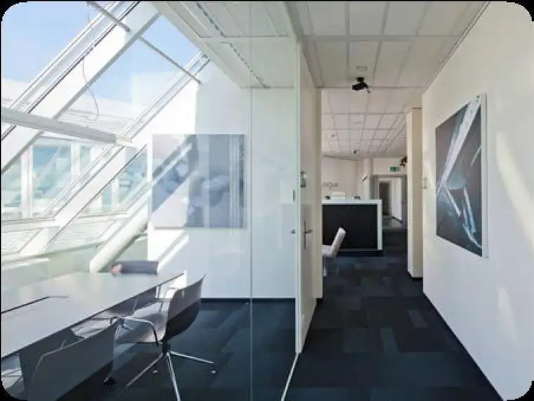 Ihr neues Büro direkt bei der U-Bahn und in einem architektonisch markanten Gebäudekomplex.