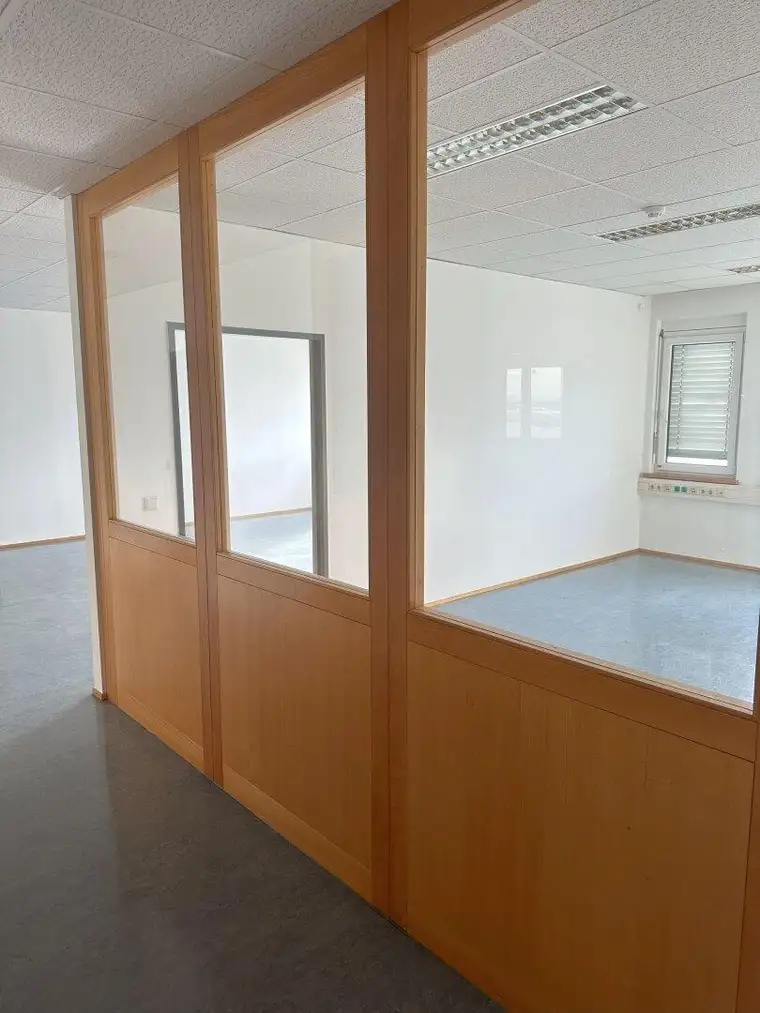 Moderne und flexible Büroflächen mit Klimaanlage im IZ-NÖ Süd - Raumeinteilung nach Mieterwunsch möglich.