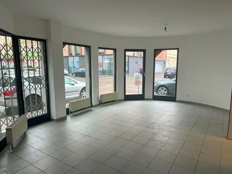 Geschäftslokal, Ausstellungsfläche, Büro - Große Schaufenster und 2 Eingänge.