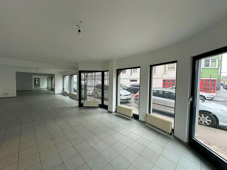 Geschäftslokal, Ausstellungsfläche, Büro - Große Schaufenster und 2 Eingänge.