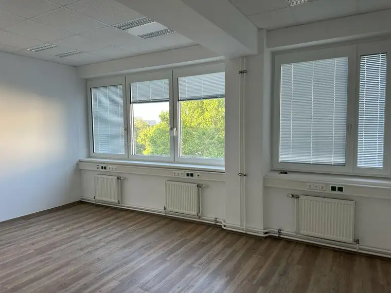 3 zentral begehbare, klimatisierte Büros mit neuen Fenstern - direkt an der U-Bahn