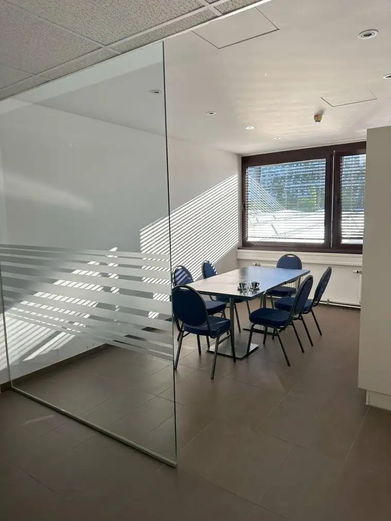 Ihr flexibles und klimatisierte Büro mit neuen Fenstern inkl. Innenrollos in Top-U-Bahn-Lage.