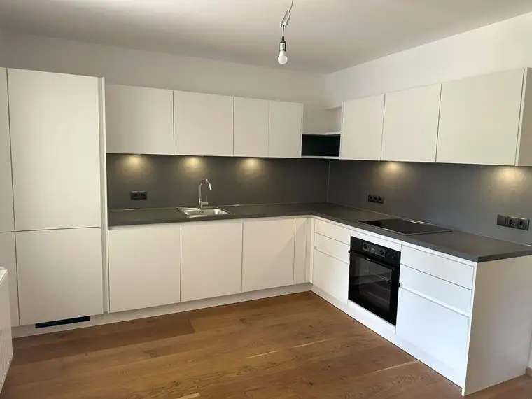 Großzügige Maisonette mit neuer Küche, neuem Bad und 2 Loggias - Nähe U-Bahn U4.