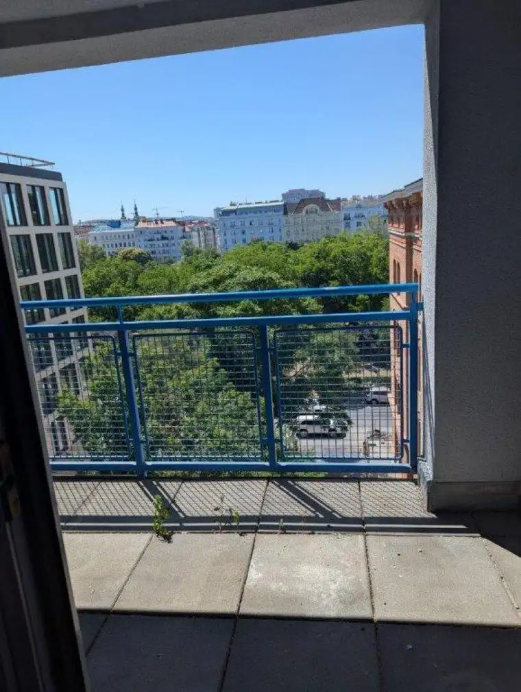 Großzügige Dachgeschoß-Maisonette mit Fernblick, 2 Loggias, Balkon und Sauna - Nähe U-Bahn U4.