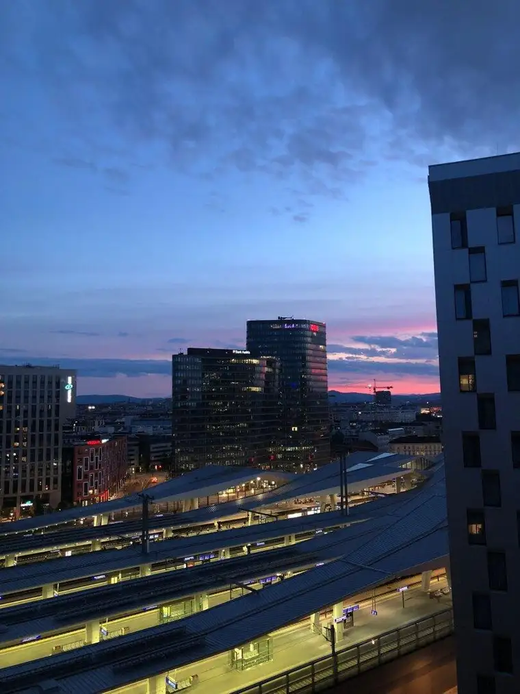 Modern-möbliertes Stadtdomizil mit Loggia &amp; ausgezeichnetem Fernblick in zentraler Lage - Eigennutzung oder Investment.