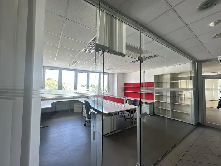 Bestandsfreies Bürogebäude mit anschließenden Hallen, Produktionsstätte und Stellplätzen