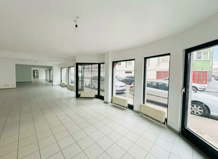 Große Schaufenster und 3 Eingänge. UNBEFRISTET - Kosmetikstudio, Bettenstudio, Schauraum, Geschäftslokal ....
