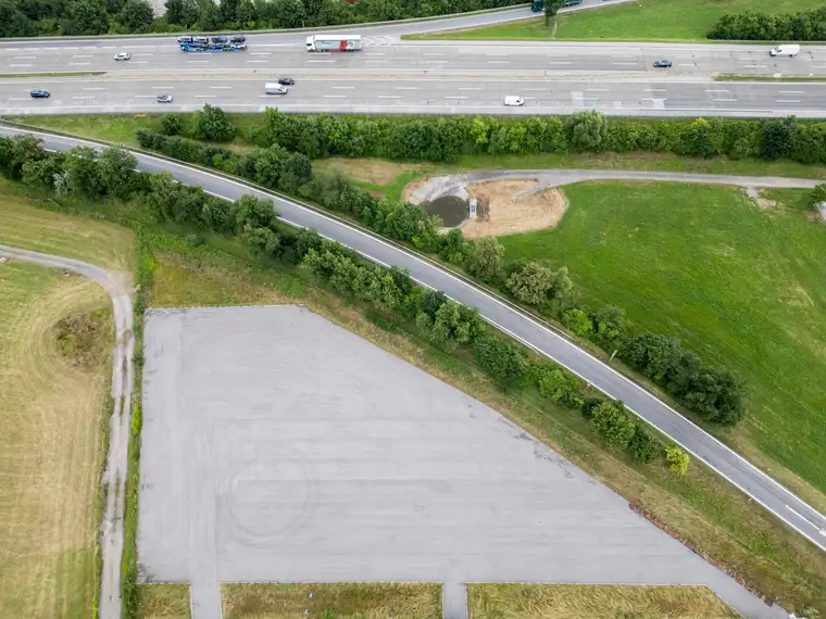 Direkt an der A1 alles Asphaltiert