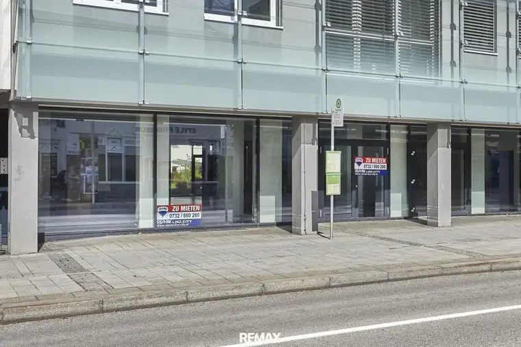Büro-, Geschäfts- oder Ausstellungslokal mit großflächiger Auslagenfront