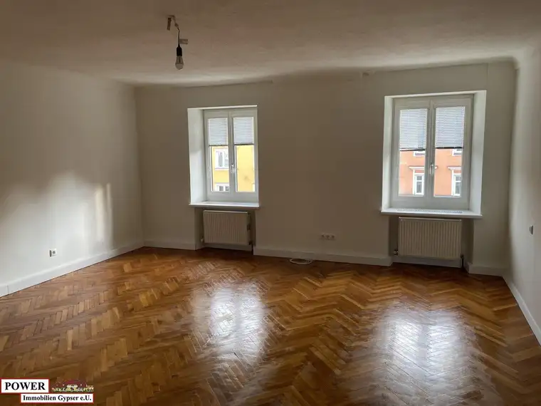 Große Altbauwohnung! Ideal für eine Familie die Platz benötigen &amp; einen großen Garten!