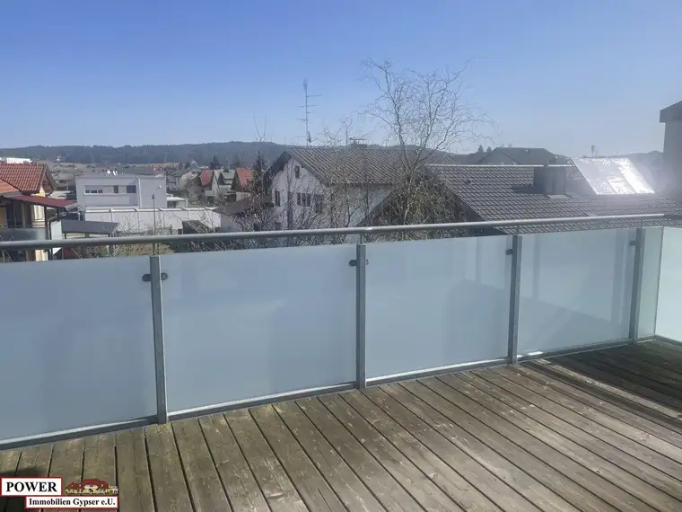 Sehr sonnige 4 Zimmerwohnung mit zwei großen Balkonen &amp; ungestörten tollen Ausblick!