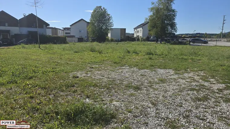 Dieser Baugrund überzeugt durch eine umfassende Infrastruktur und eine ausgezeichnete Verkehrsanbindung.