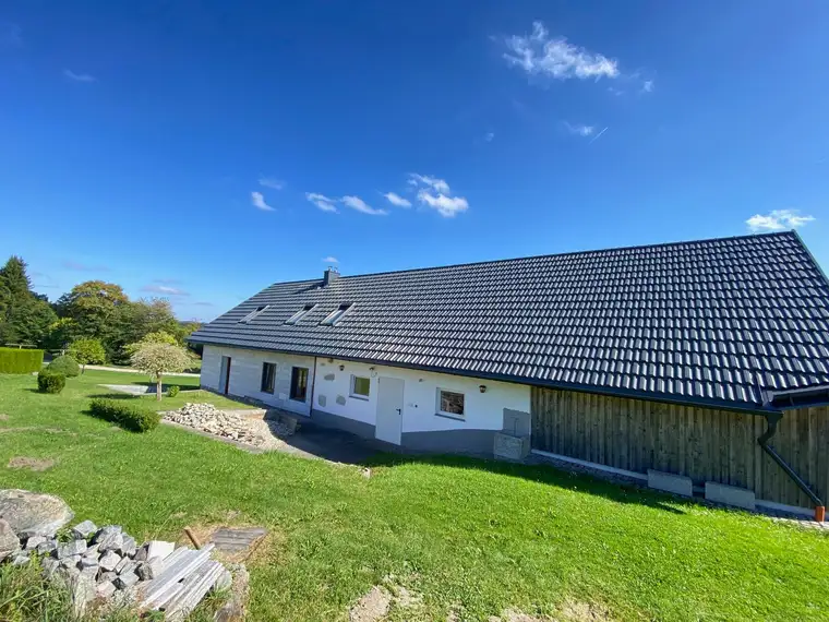 Aufgelassene Landwirtschaft mit entkerntem Wohnhaus und Nebengebäuden in Sandl