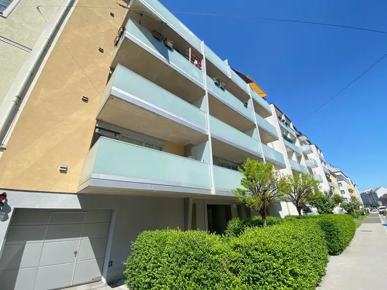 MODERNE 4 ZIMMERWOHNUNG MIT BALKON UND TG-STELLPLATZ