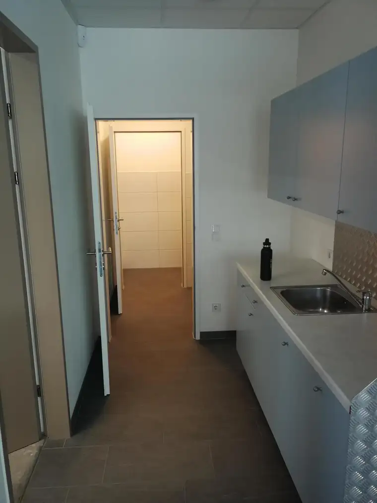 LAGER MIT BÜROFLÄCHE SALZBURGER STRASSE NÄHE INFRACENTER"