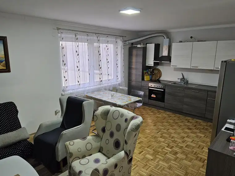 FAMILIENTAUGLICHE 4 ZIMMERWOHNUNG MIT BALKON NÄHE BULGARIPLATZ