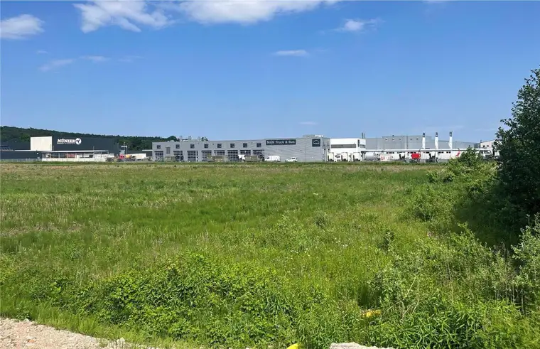 Sinabelkirchen: Gewerbegrundstück ca. 23.700 m² mit hoher Bebaubarkeit in werbewirksamer Lage direkt an der A2 Süd Autobahn zu kaufen