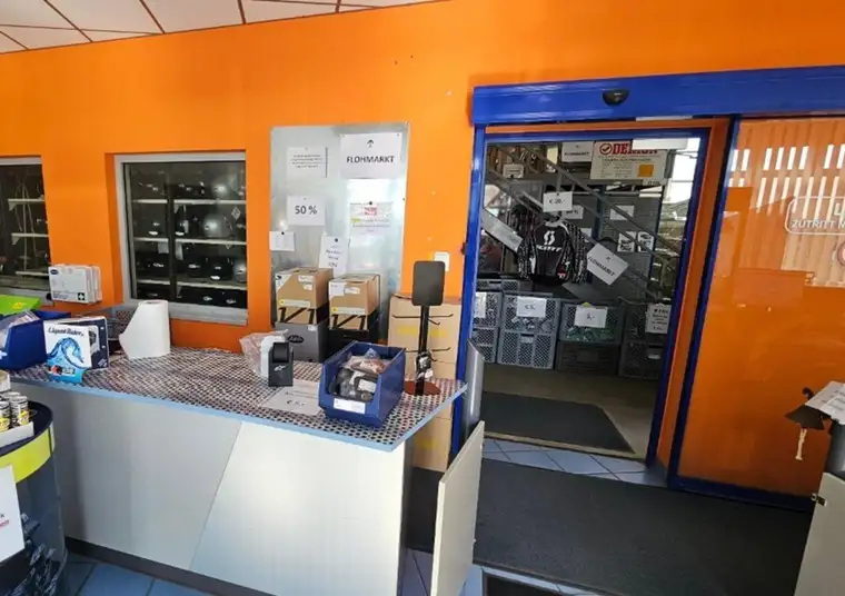 Pfaffstätten: TOP-Betriebsliegenschaft mit Büro und Hallen zu kaufen