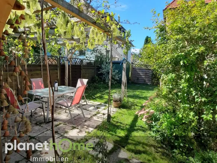 Für eine lebendige Familie, heimeliges Zuhause mit romantischer Gartenlaube in Gneis