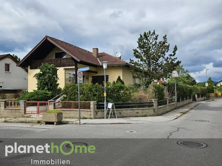 Eckgrundstück mit Familienhaus