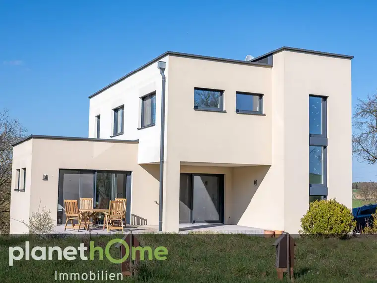 Attraktives Einfamilienhaus im Bauhaus-Stil auf einem großen, naturbelassenen Grundstück