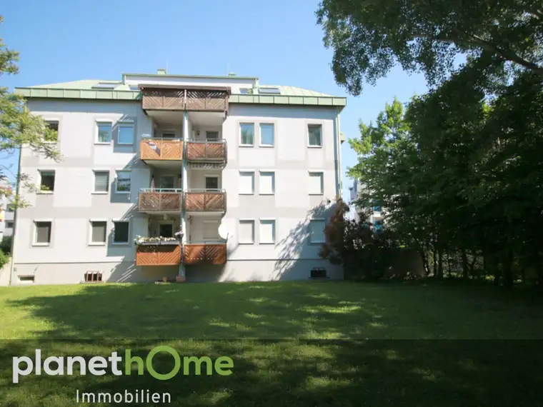 Schöne Wohnung in ruhiger Lage mit 2 Garagenplätzen und großem Gemeinschaftsgarten!