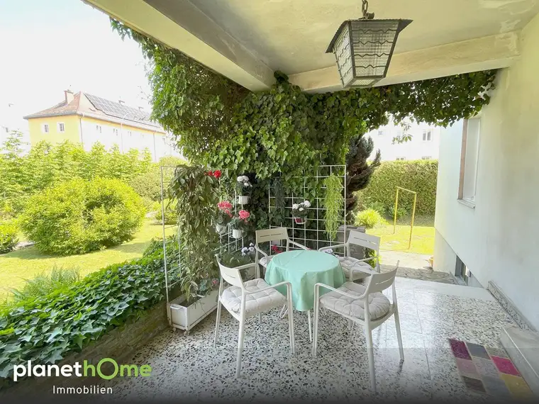 Charmantes Haus mit blühendem Garten in Top Lage