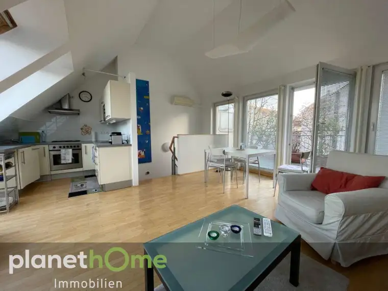Mitten im 7.: Super-Dachwohnung mit Terrasse in Grünruhelage