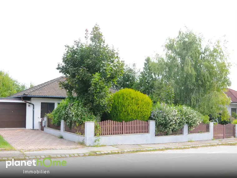Kompaktes Haus mit ausreichend Platz und grünem Sichtschutz