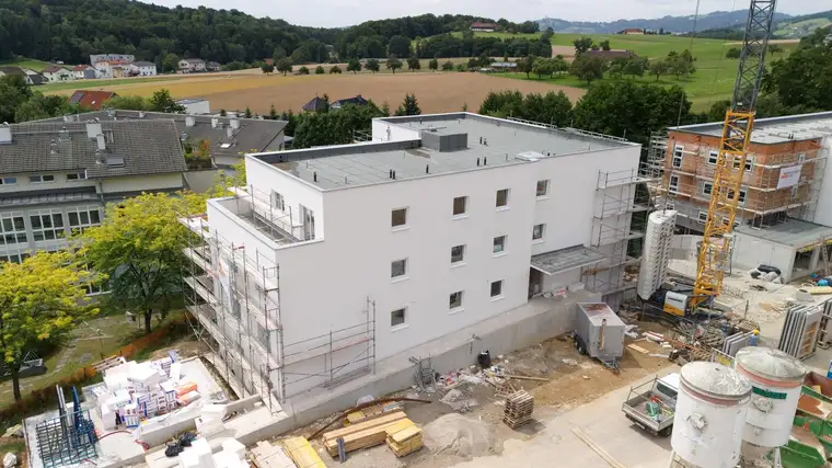 Wohlfühlwohnen im Herzen von Mittertreffling – 3 Zimmer, Balkon und Parkplatz inklusive
