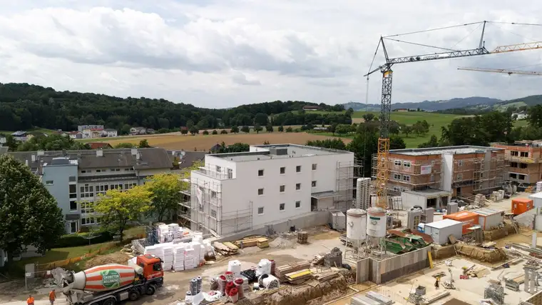 Junges Wohnen| helle Wohnung mit Balkon und Freistellplatz mitten im Grünen