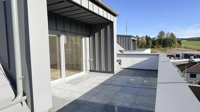Qualität und Komfort: Große Dachgeschoßwohnung mit südseitiger Dachterrasse und zwei Tiefgaragenplätzen in Hellmonsödt!