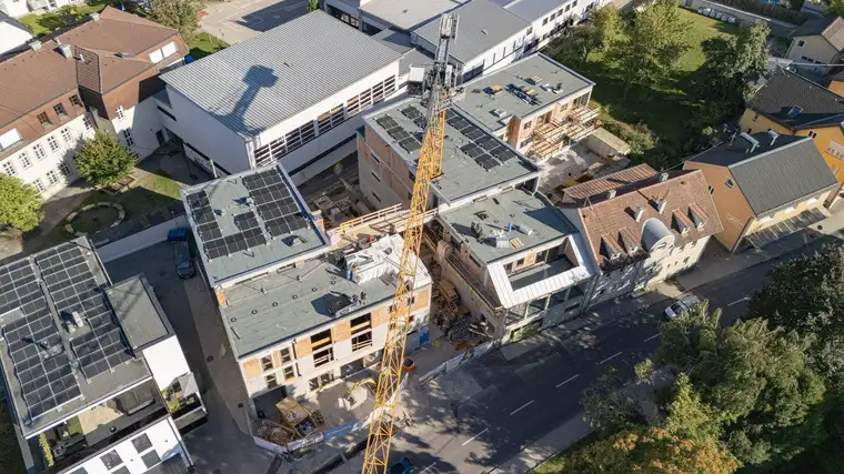 Genießen Sie die Vorzüge: 3-Zimmer-Wohnung im Obergeschoss mit Balkon und Lift in Neuhofen!