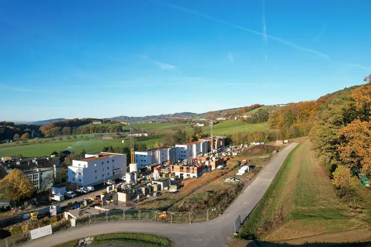 Mittertreffling | 4 Raumwohnung mit großem Balkon inkl. 2 TG-Stellplätzen!