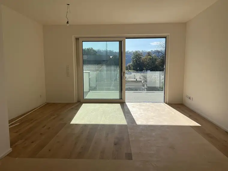 Lichtdurchflutete Wohnung mit großem Balkon direkt am Welser Mühlbach - Erstbezug!