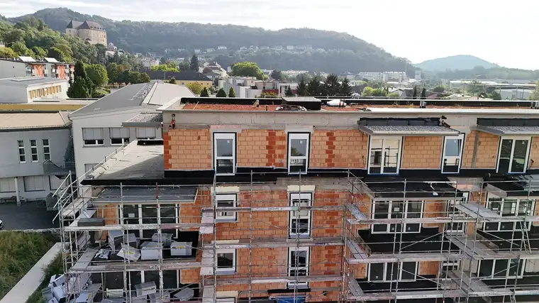 Clever aufgeteilt: zwei Zimmer mit Balkon, Tiefgaragenplatz und Lift