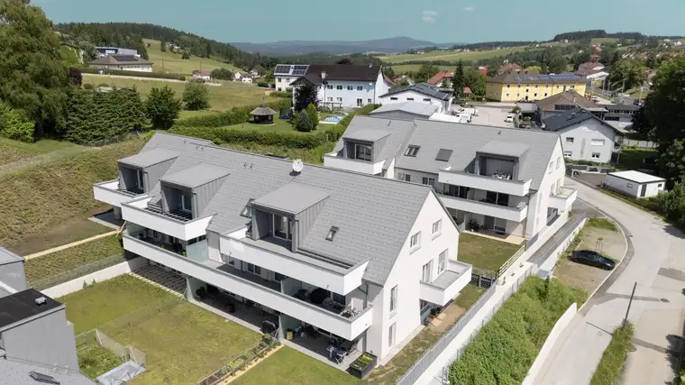 Jetzt besichtigen und in Kürze einziehen - Eigentumswohnung mit Eigengarten, Tiefgarage und Lift - Hellmonsödt