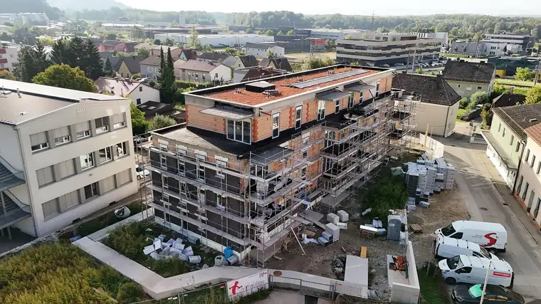 Großzügige 5-Zimmer-Wohnung mit Balkon und zwei Stellplätzen!