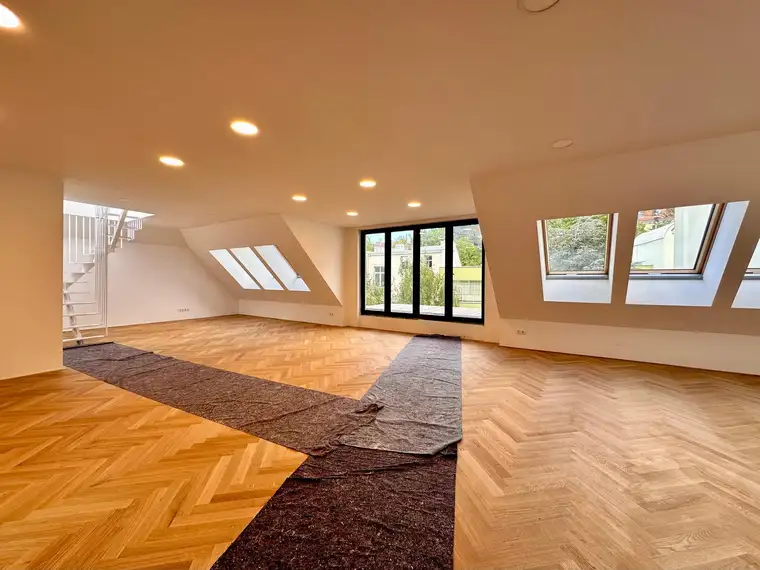 Wirklich sehenswert! Ruhige gartenseitige 181 m² Dachgeschoßwohnung auf einer Ebene mit Terrasse auf Wohnebene+100 m² Gründachterrasse