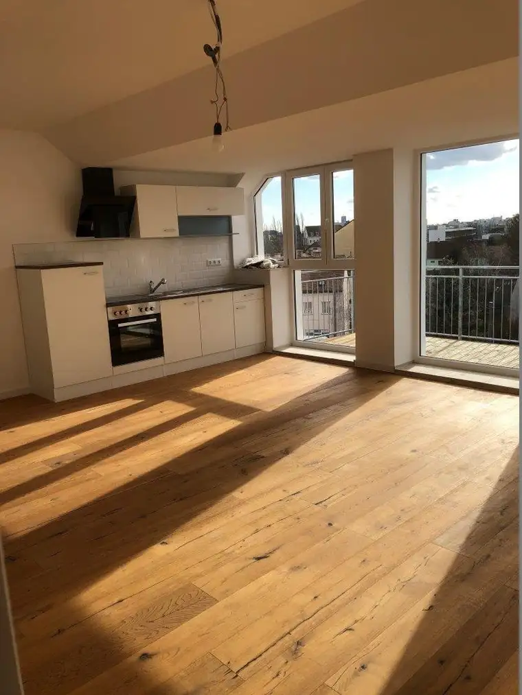 Traumhafte sonnige 4,5 Zimmer Wohnung mit 47 m² Terrasse + 18 m² Balkon in einer Stilzinsvilla in schönster Wohnlage Wiens 
