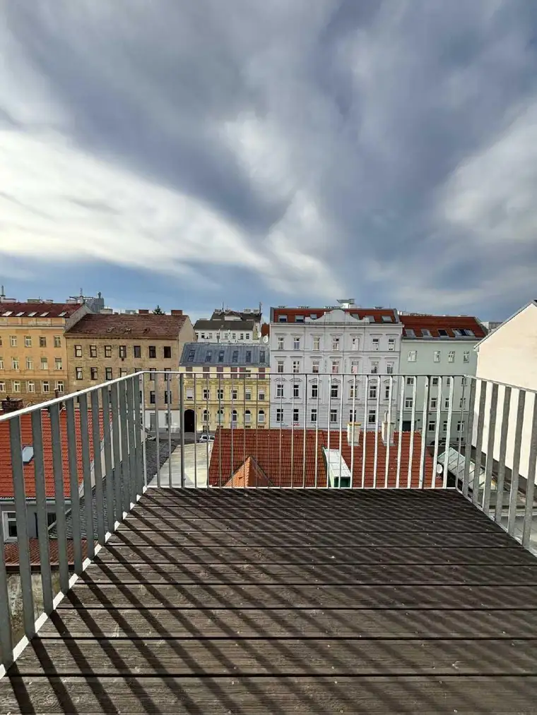 Sonnige Dachmaisonette mit Terrasse &amp; Weitblick in 1100 Wien