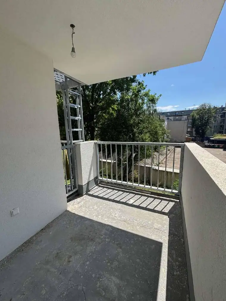 ERSTBEZUG MIT BALKON UND GRÜNBLICK in 1150 Wien