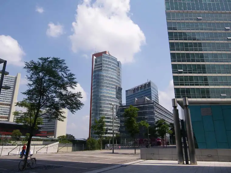 Offene Geschäftsfläche im Andromeda Tower zu mieten 
